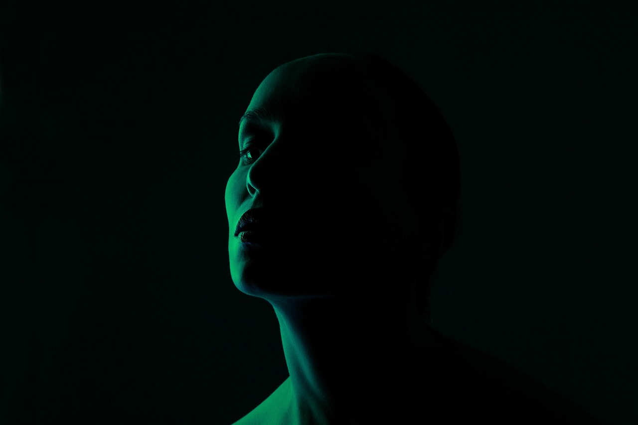 Silhouette d’un visage partiellement éclairé évoquant la dualité du vitiligo Silhouette d’un visage partiellement éclairé évoquant la dualité du vitiligo