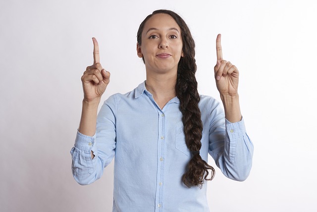 Femme montrant un doigt gonflé avec douleur, causes et solutions naturelles Femme montrant un doigt gonflé avec douleur, causes et solutions naturelles