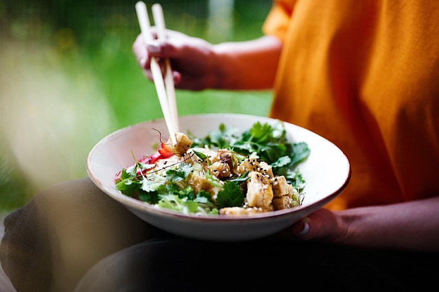 Salade de mâche au saumon mi-cuit avec crumble de graines inspiration asiatique Salade de mâche au saumon mi-cuit avec crumble de graines inspiration asiatique